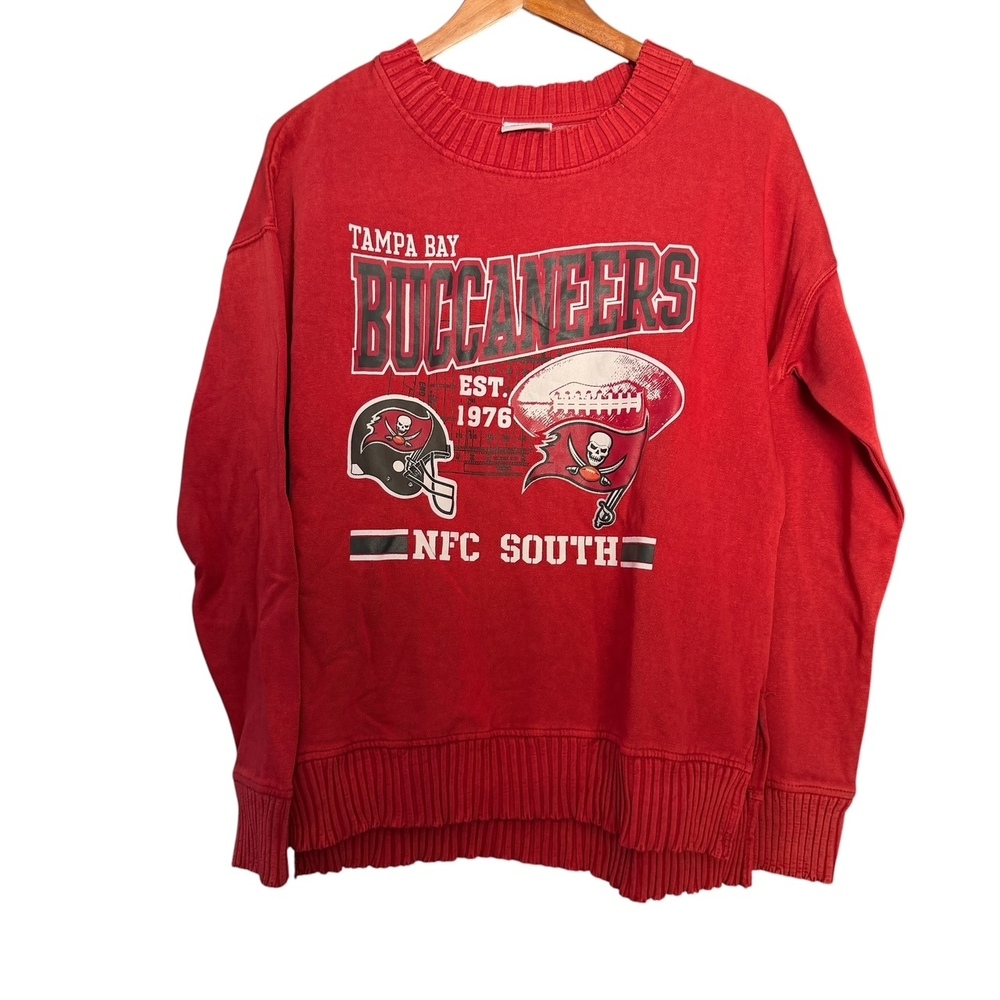 Tampa Bay Buccaneers Red Ribbed Hem Graphic NFL Teens Sweatshirt Large 3/5 *NWT*